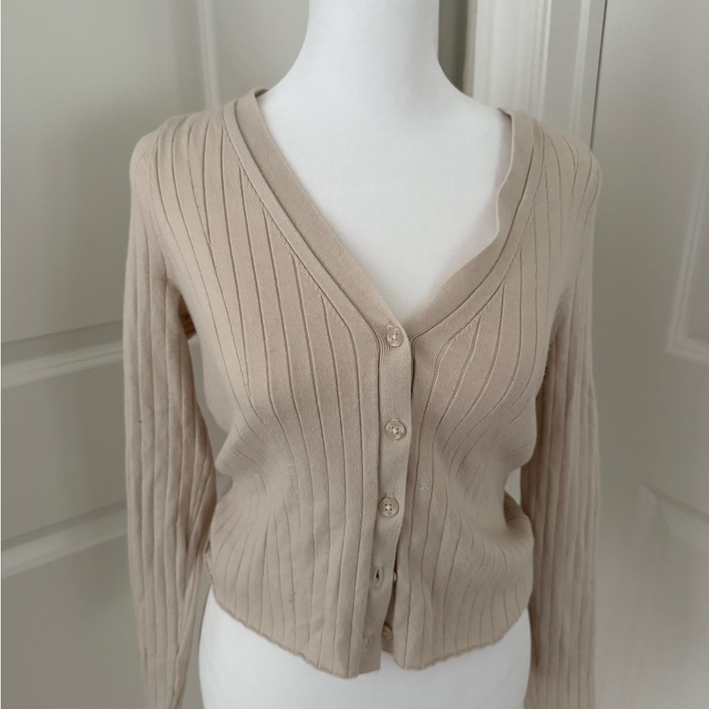 Abercrombie & Fitch Cream Cardigan Sweater V-Neck Knit - barely worn